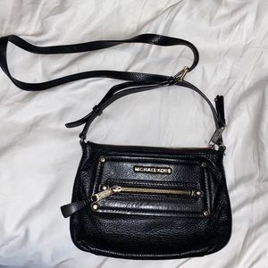 Michael Kors cross body purse with zip closure